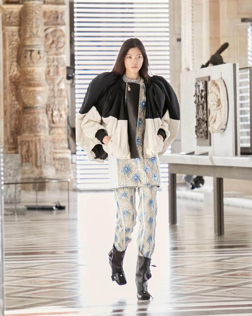 Louvre Müzesi’nde Bir Moda Defilesi