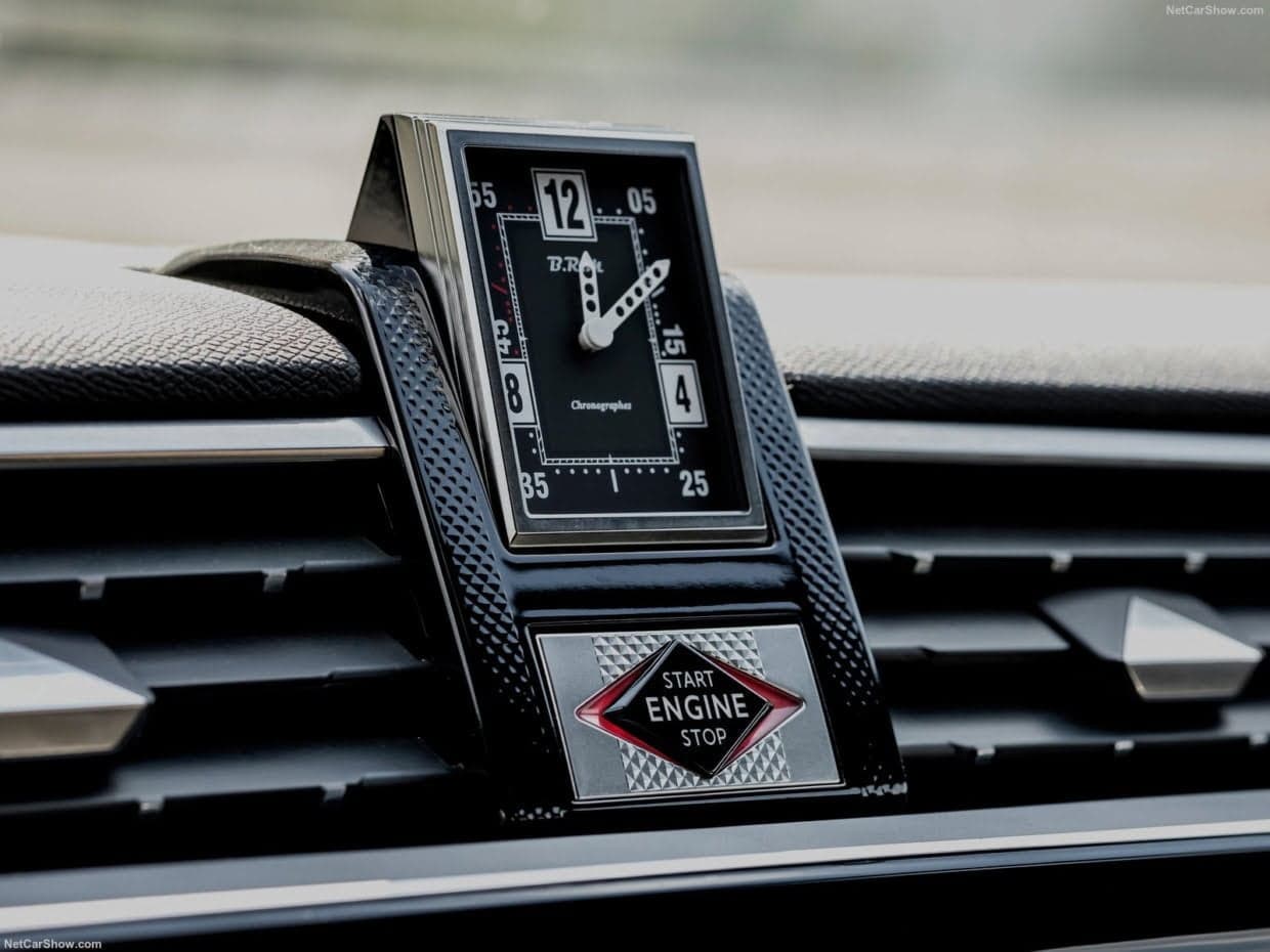 içinde saat olan otomobiller