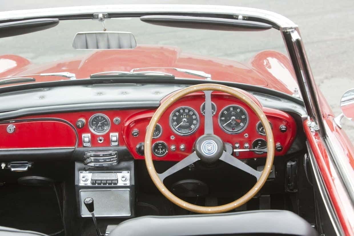 içinde saat olan otomobiller