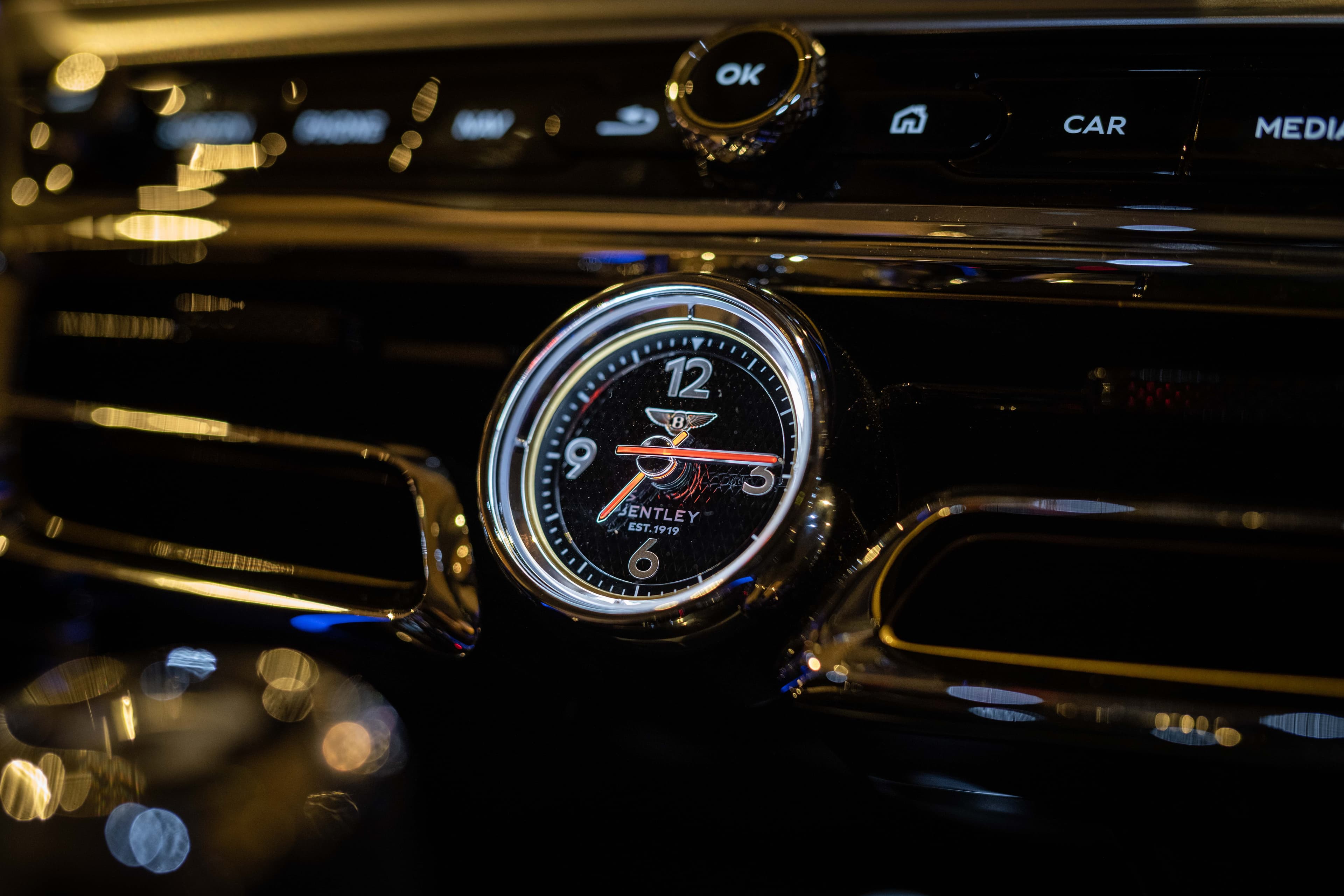 içinde saat olan otomobiller