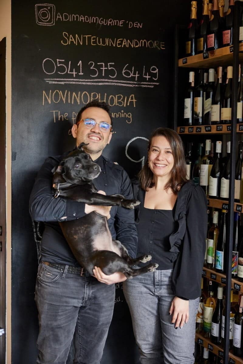 Toprak ve Şarap: Türkiye'nin Bağları ve Şarapları'nın yazarları Süray ve Doğuhan Atış