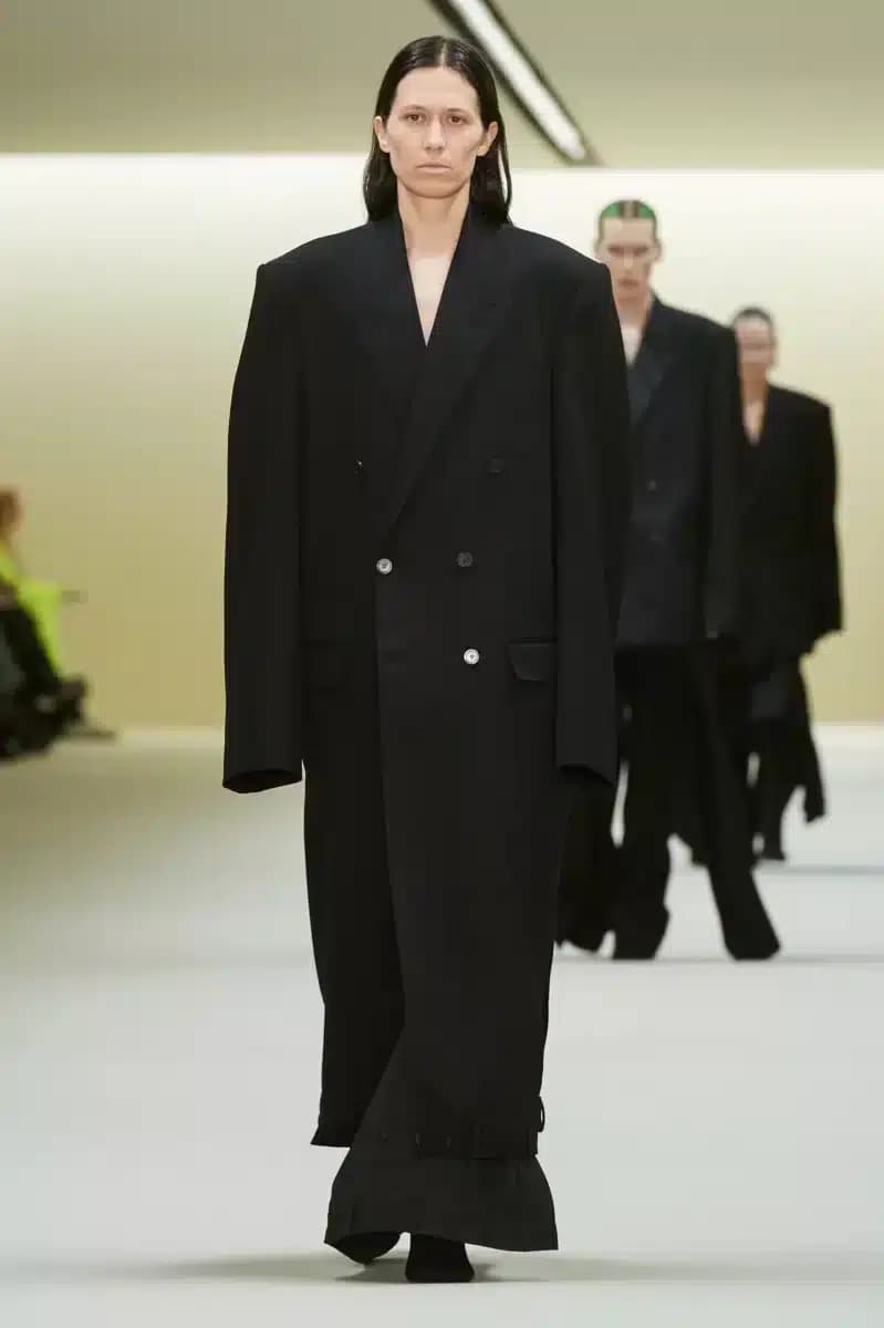 GREAT BLACK COAT Balenciaga