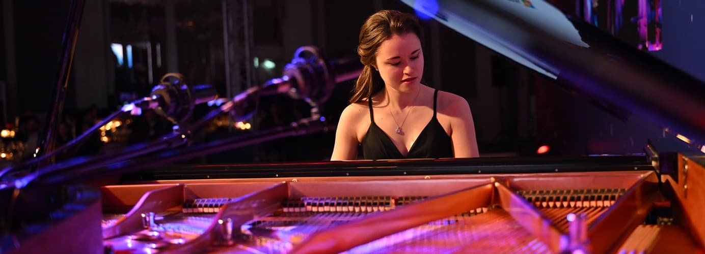 Piyano Başında Bir Dev: Nehir Özzengin