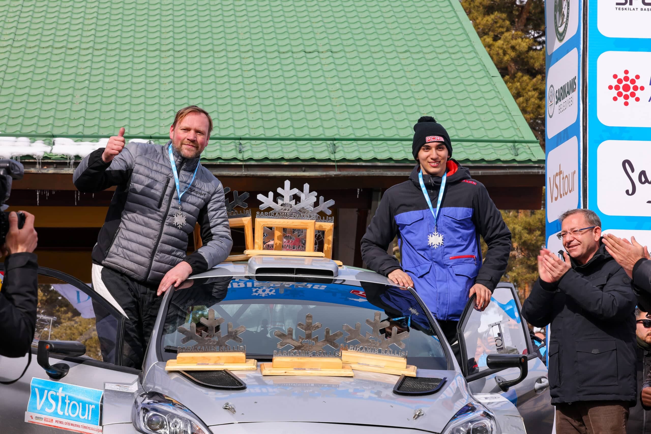 Kerem Kazaz, co-pilotu Andris Malnieks ile birlikte.