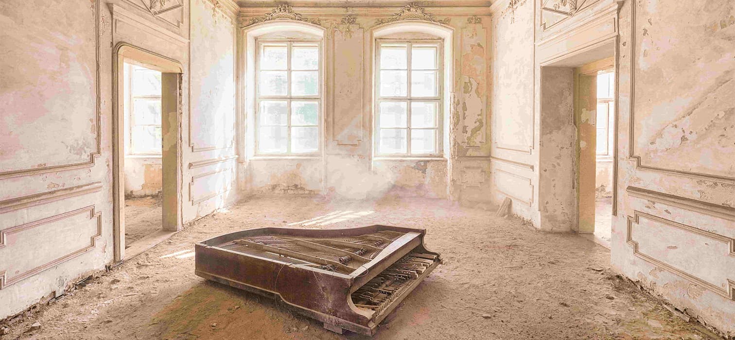 James Kerwin: Terk Edilmiş Mekanlarda Masalsı Bir Yolculuk