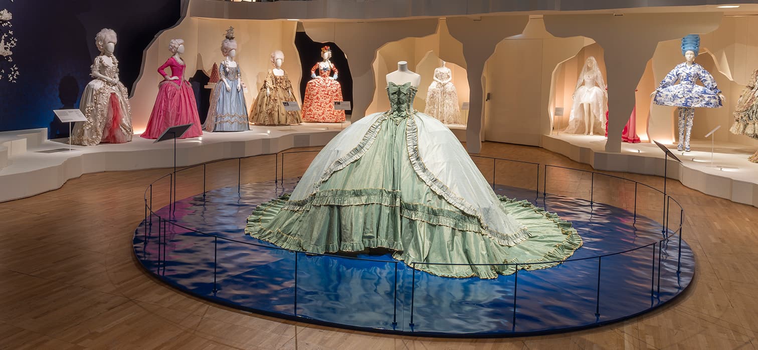 Versailles’ın Kraliçesi Londra’da: Marie Antoinette’in Zamansız Stili