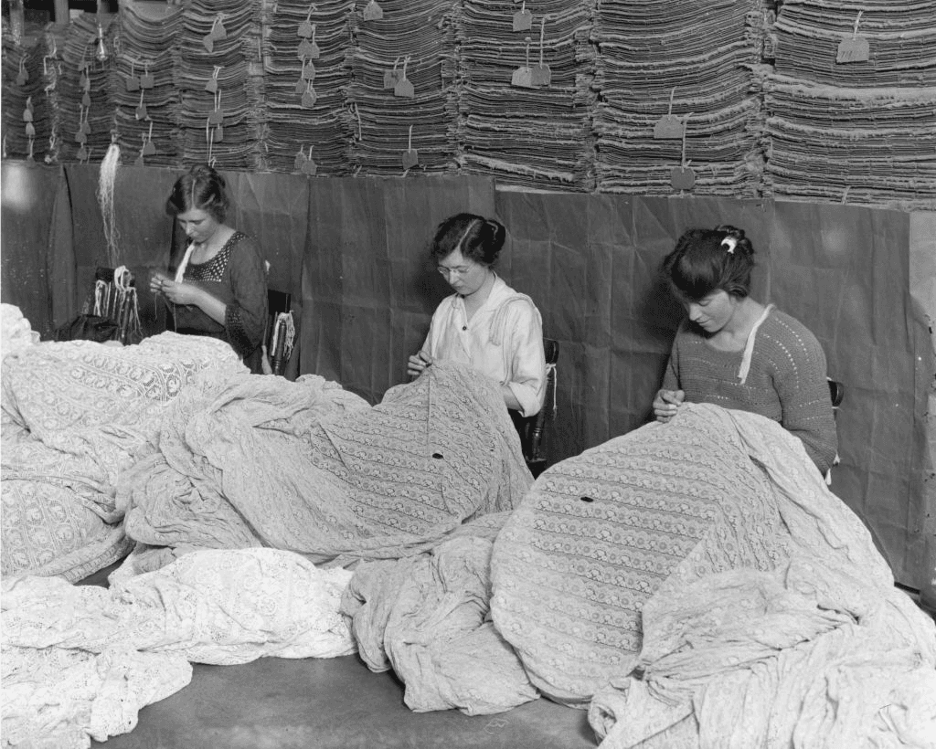 Lace’s New Interpretation: Feminine Details in Modern Silhouettes