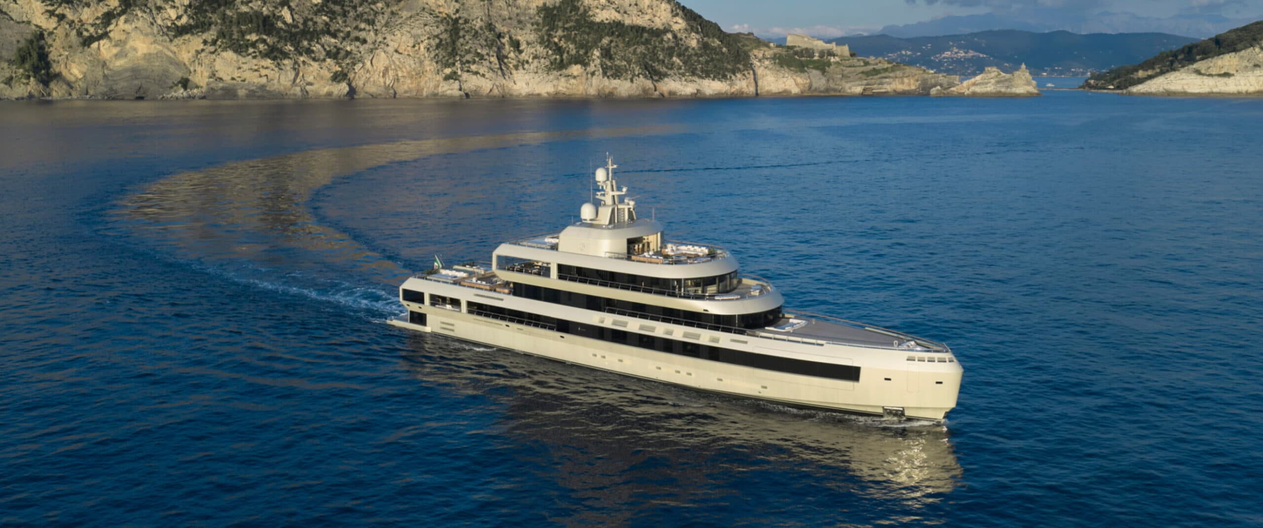 2026 superyatlari admiral