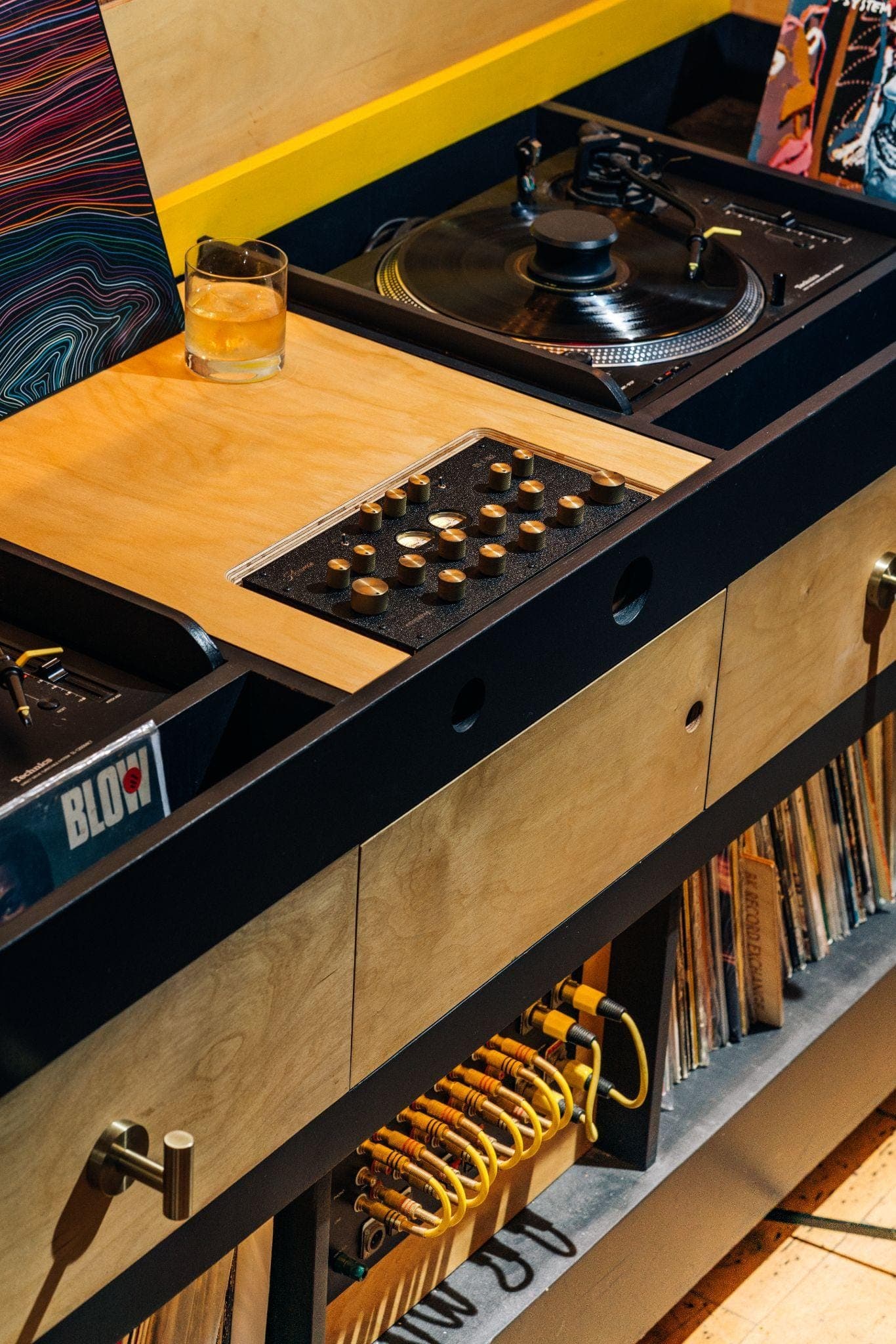 Listening Bar Eaves02