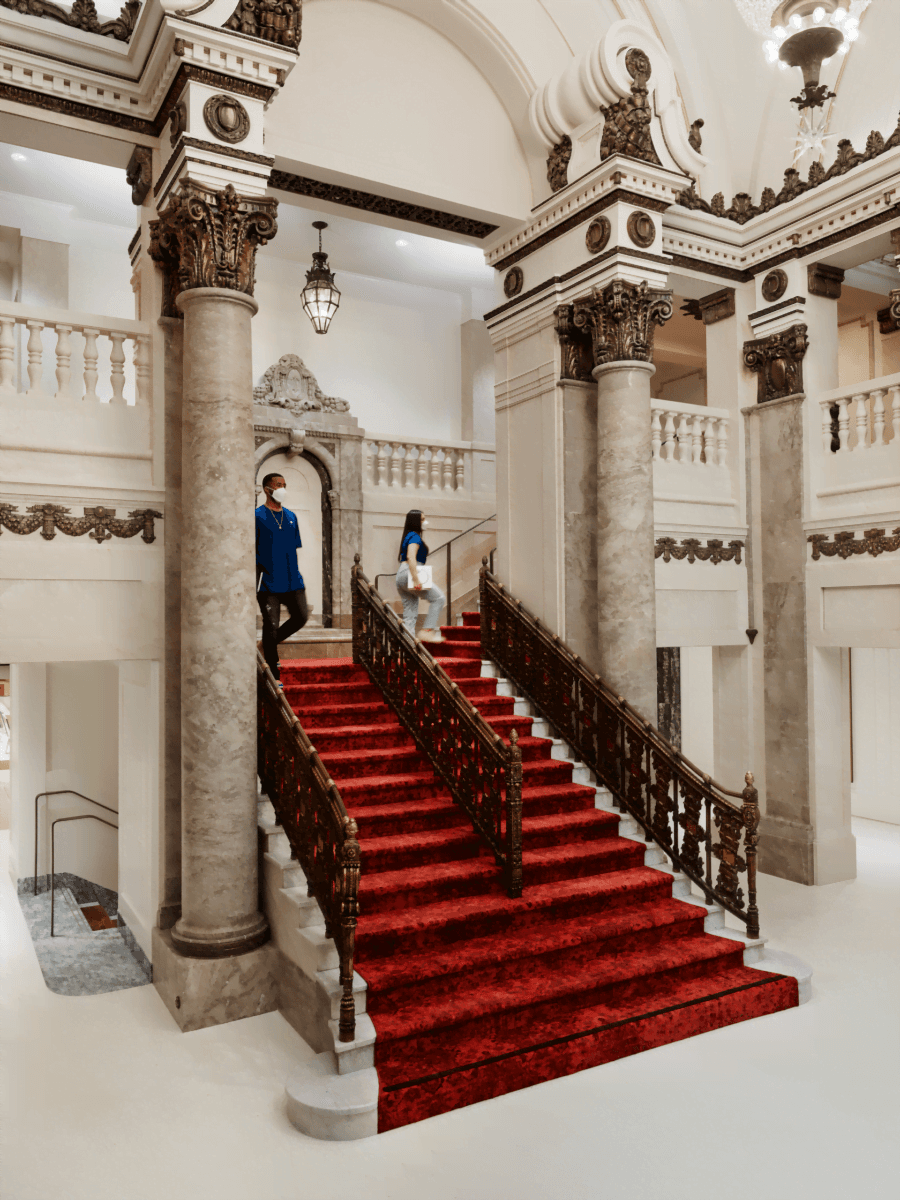 Bu görsel boş bir alt niteliğe sahip; dosya adı apple_nso-preview-tower-theater-la_staircase_screen-900x1200.png