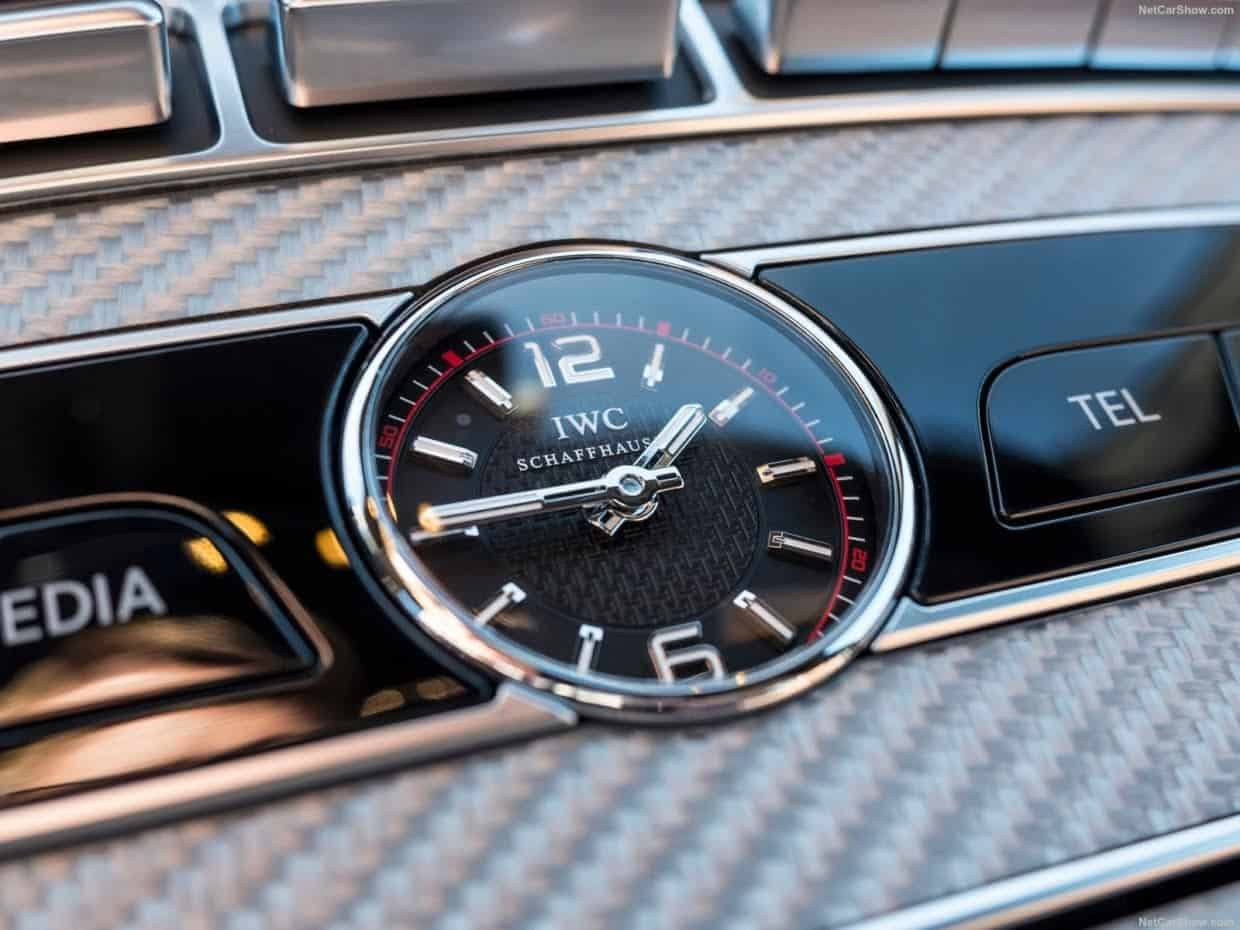 içinde saat olan otomobiller