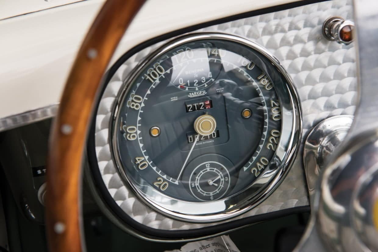 içinde saat olan otomobiller