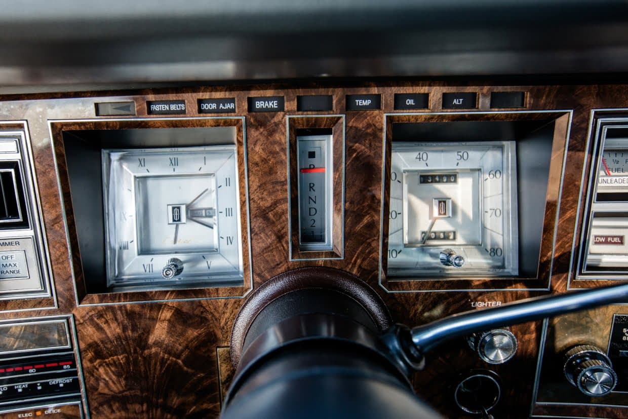 içinde saat olan otomobiller