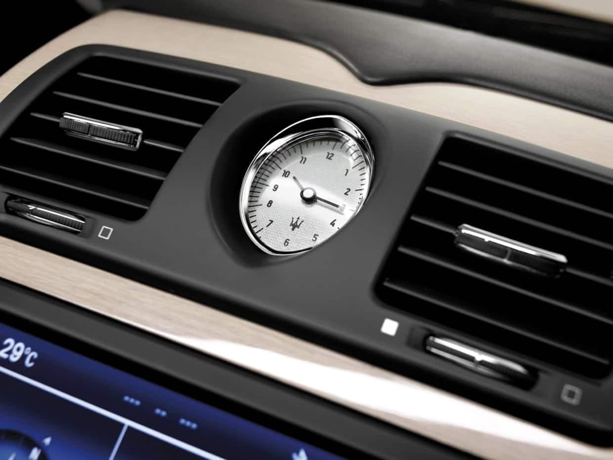 içinde saat olan otomobiller