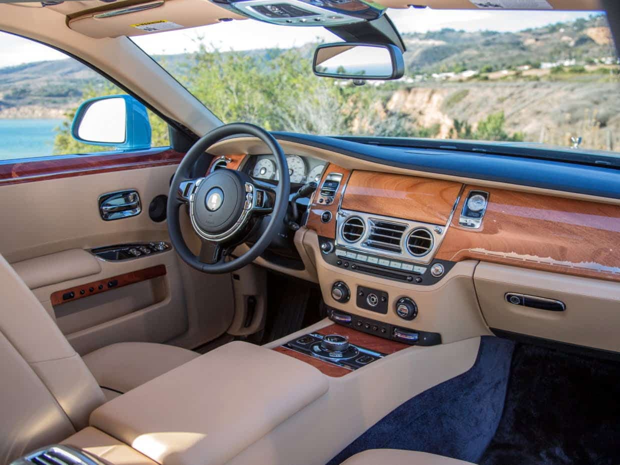 içinde saat olan otomobiller