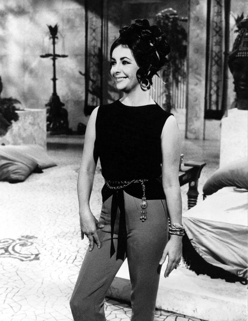 1962 Taylor on Cleopatra set wearing her Serpenti watch 1