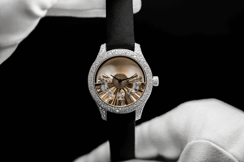 Balo Elbiselerini Kadrana Taşıyan Saatler