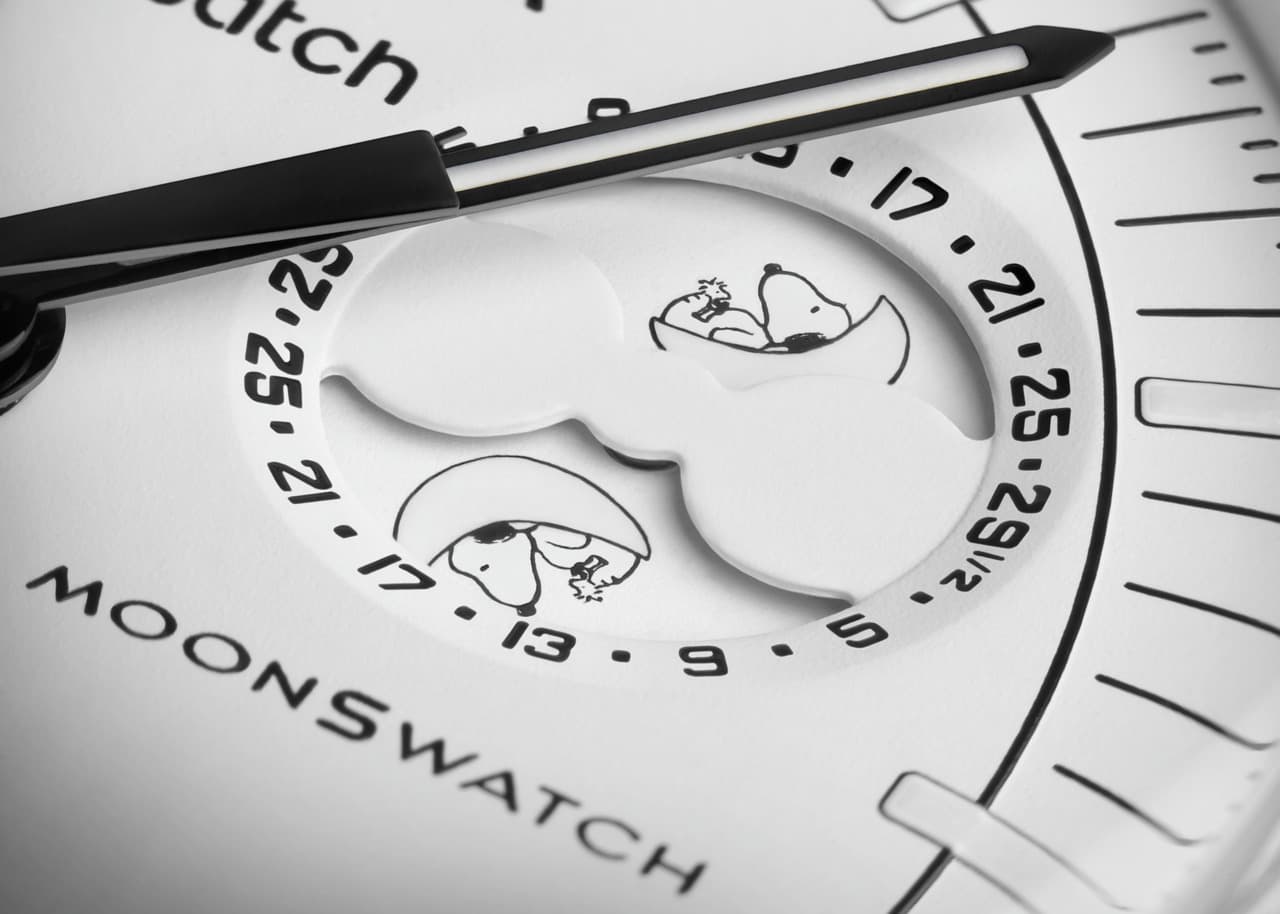sc01 24 BioceramicMoonSwatch MissionToTheMoonphase close up moonphase