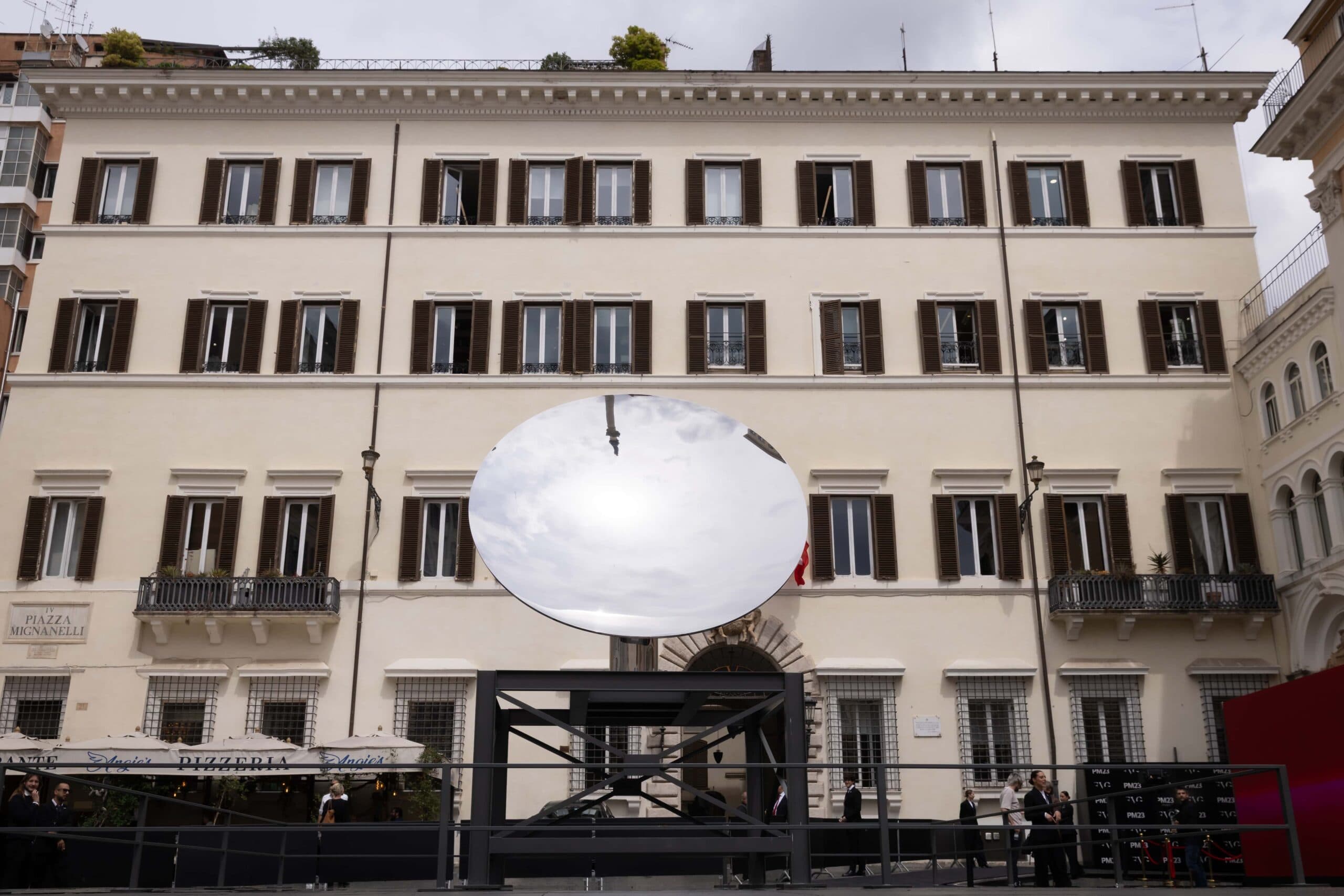 valentino kirmizisi 01Anish Kapoor Sky Morror 2015 Courtesy the Artist