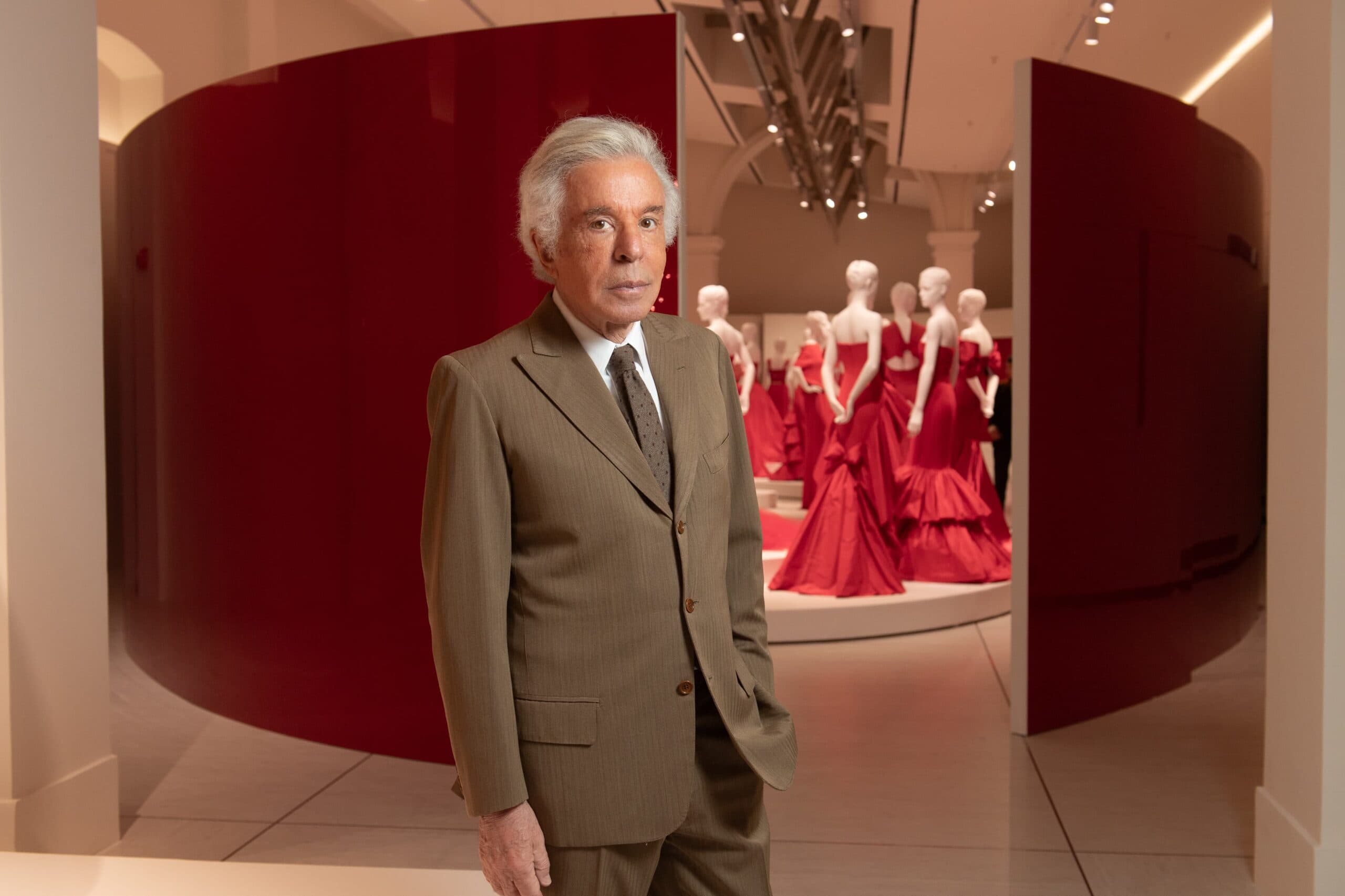 valentino kirmizisi Mr Giammetti with dresses 1