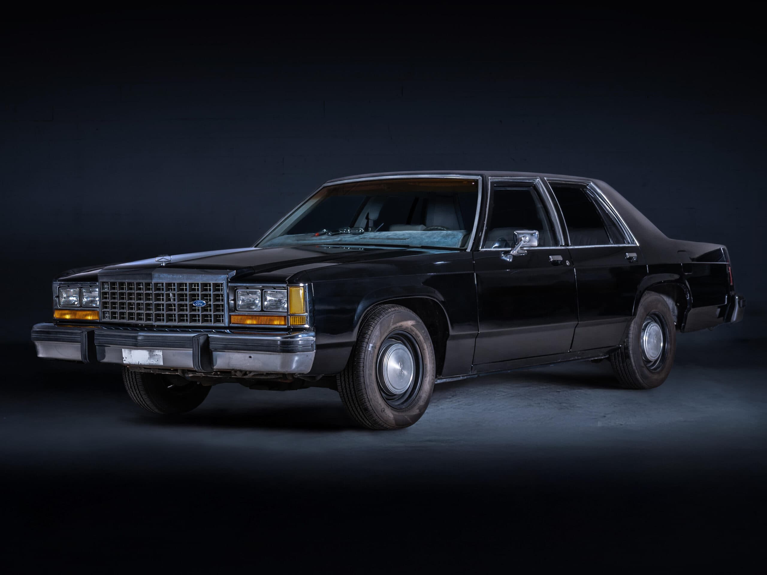 Ford Ltd Crown Victoria Men İn Black