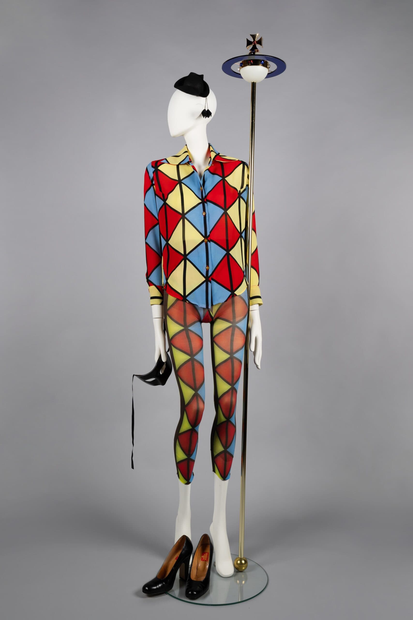 2026 Moda Sergileri Harlequin Print Blouse With Matching Tights Mini Tricorn Hat Masquerade Mask Patent Shoes And Orb Sceptre Voyage To Cythera Aw 1989