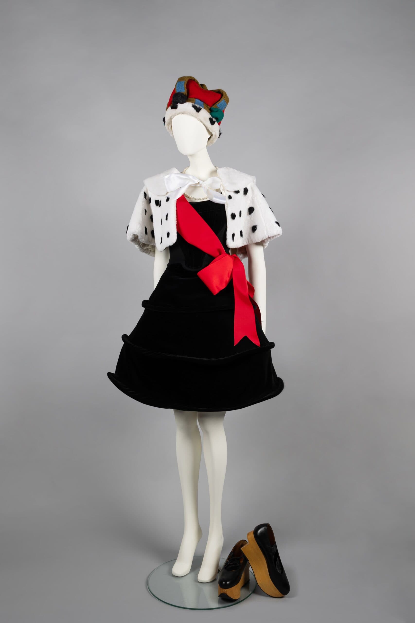 2026 Moda Sergileri Harris Tweed Crown Stature Of Liberty Corset Faux Fur Tippet Beehive Crinoline Grosgrain Sash And Rocking Horse Ballerina Shoes Harris Tweed Aw 1987