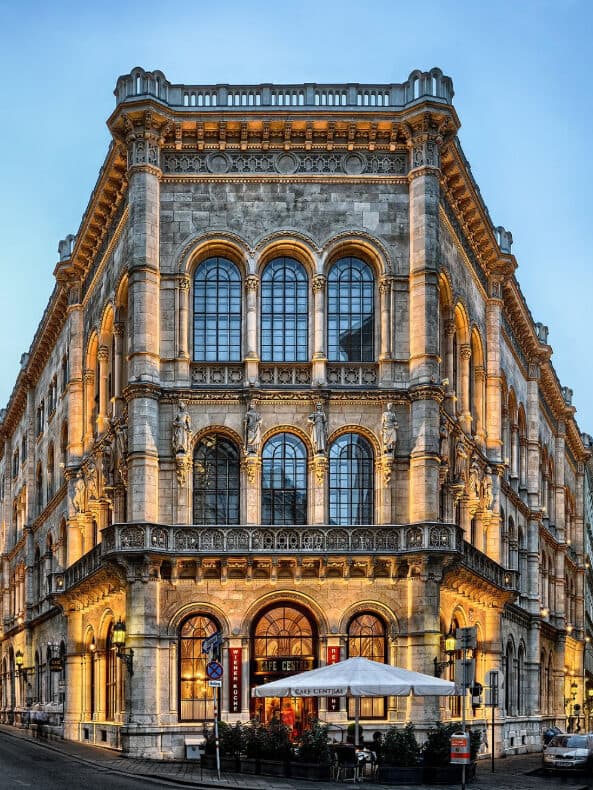 dunyanin en eski kafeleri Cafe Central 1 edited