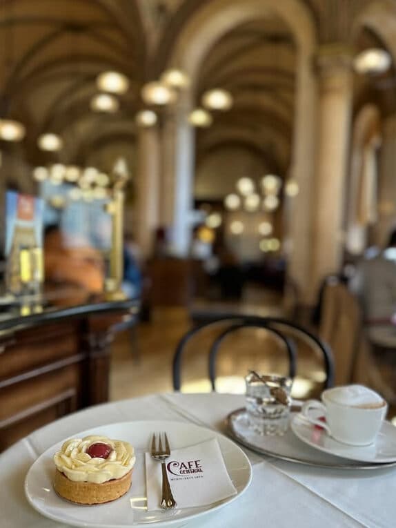 dunyanin en eski kafeleri Cafe Central 2 edited