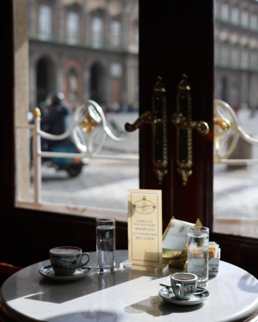 dunyanin en eski kafeleri Caffe Gambrinus 2