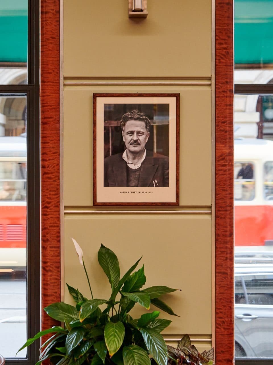 dunyanin en eski kafeleri Kavarna Slavia 3 edited