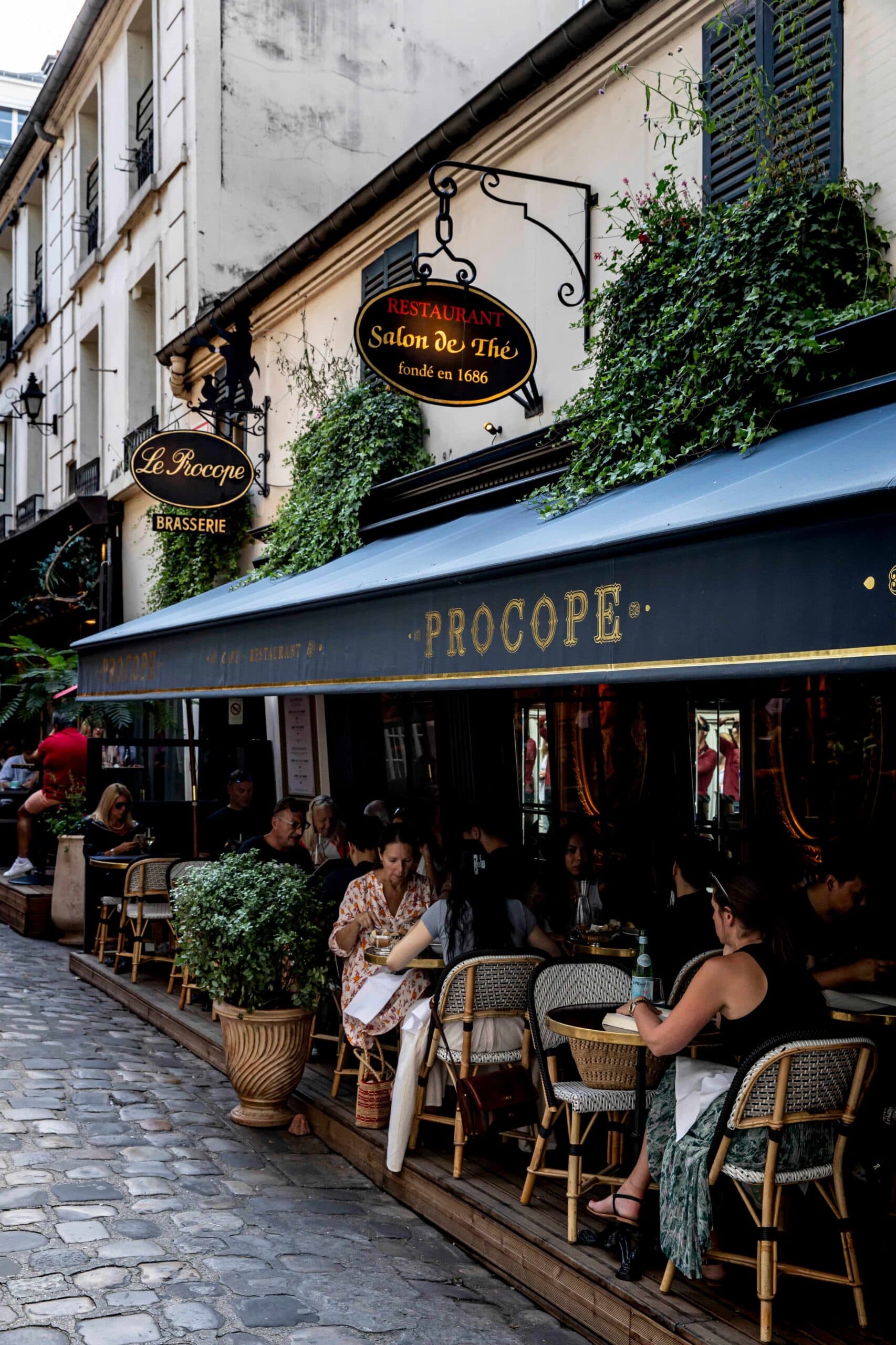 dunyanin en eski kafeleri Le Procope 1