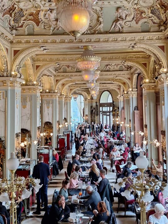 dunyanin en eski kafeleri New York Cafe 2 edited