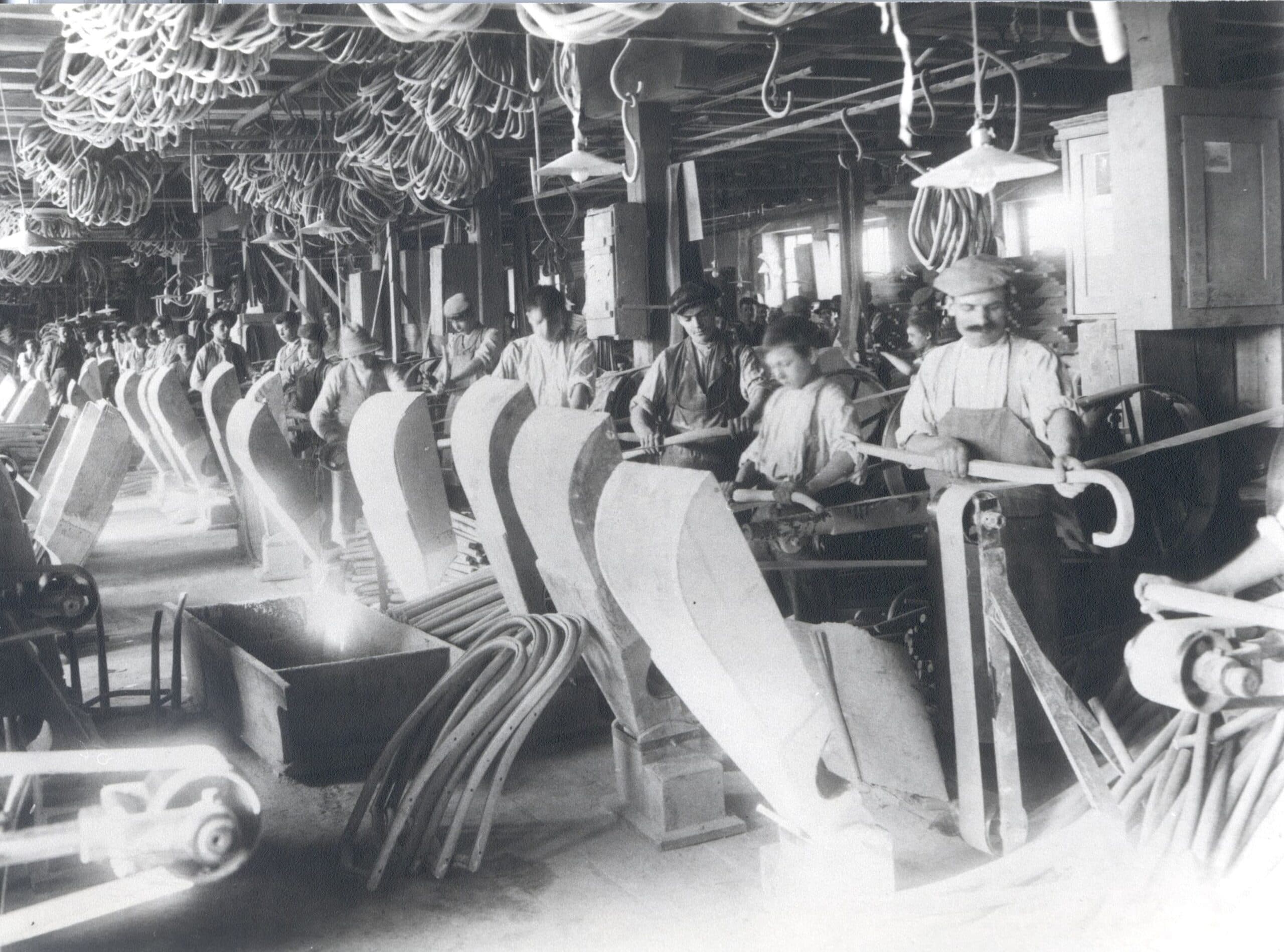 tasarim tarihinin ikonik sandalyeleri Thonet Bystritz Schleiferei historisch