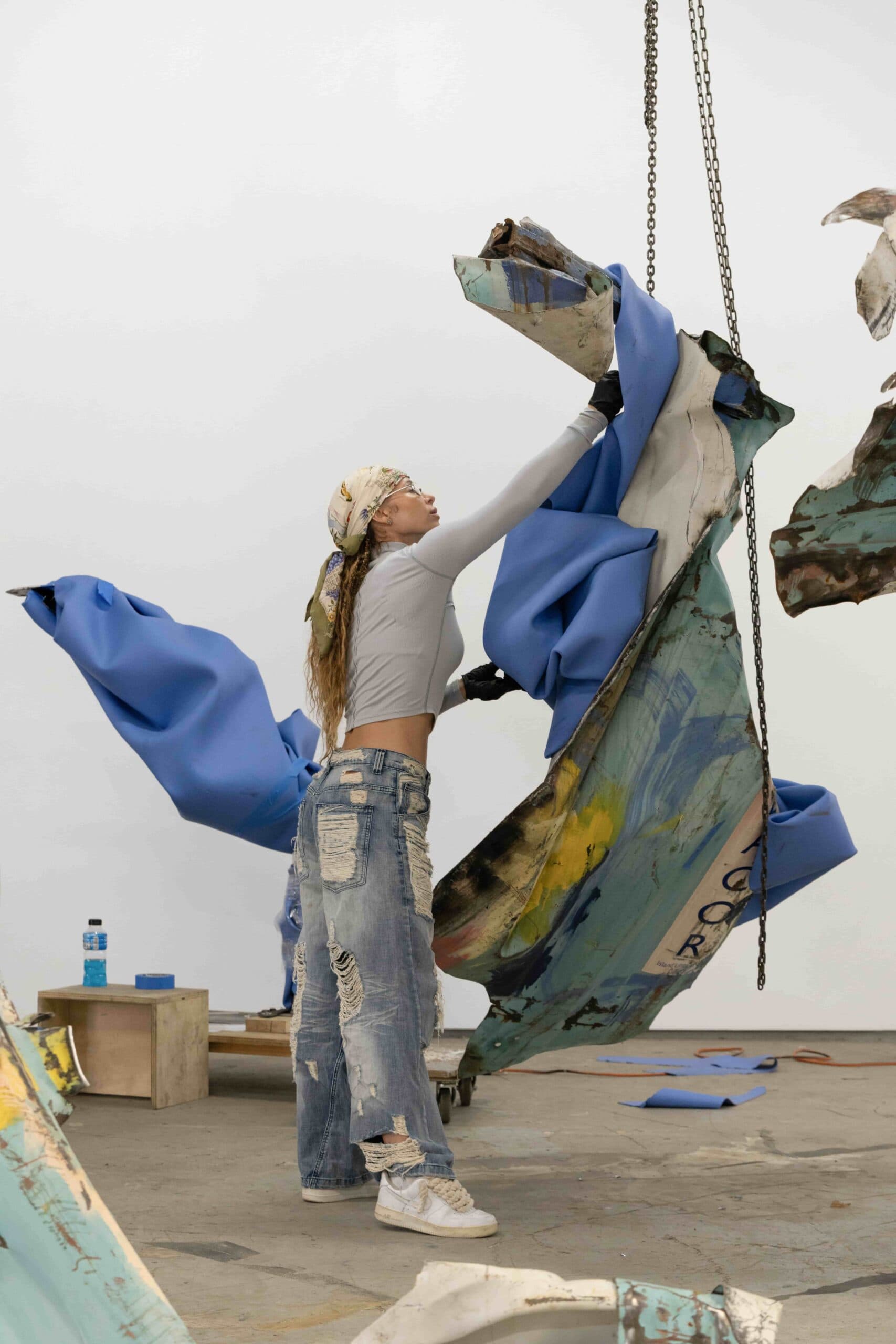 venedik bienali Kennedy Yanko working in studio