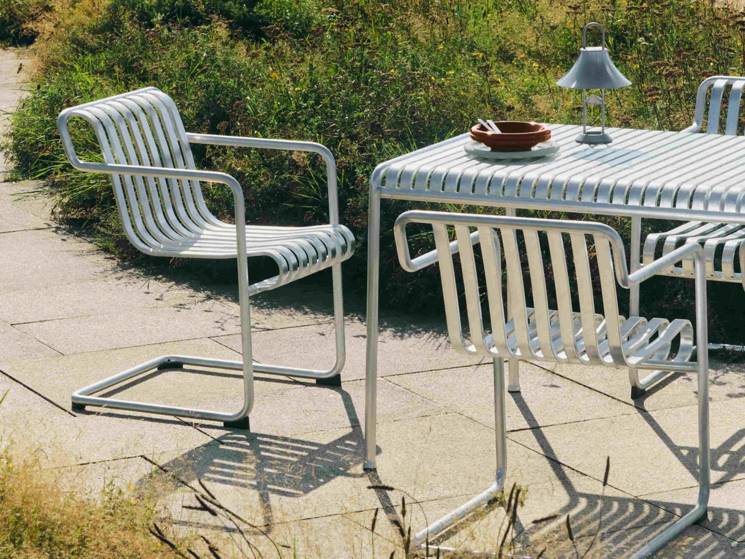 bahce mobilyasi trendleri 2026 Palissade Cantilever Dining Armchair Palissade Table L220 hot galvanised steel Mousqueton Portable brushed stainless steel edited 1