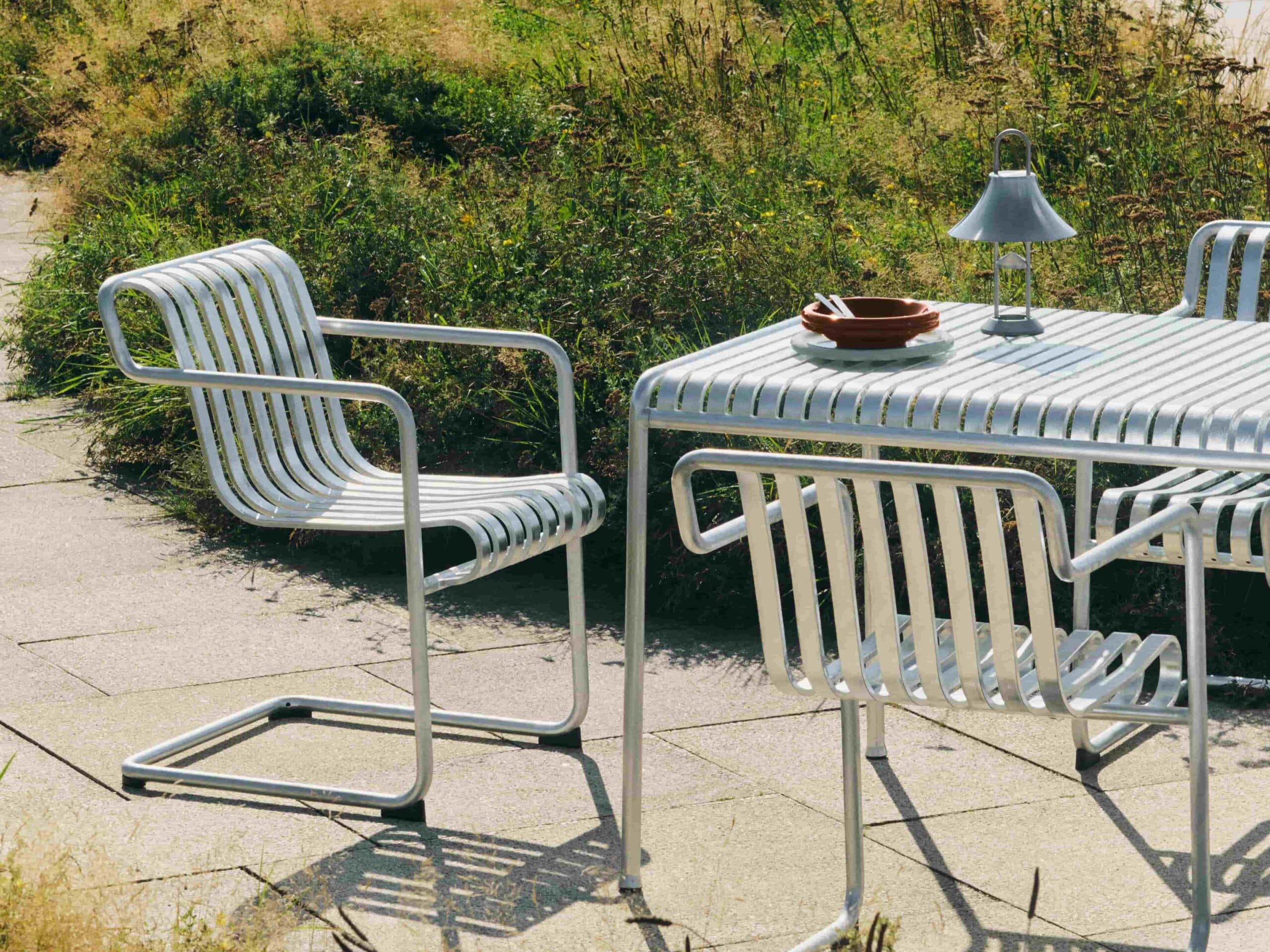 bahce mobilyasi trendleri 2026 Palissade Cantilever Dining Armchair Palissade Table L220 hot galvanised steel Mousqueton Portable brushed stainless steel edited