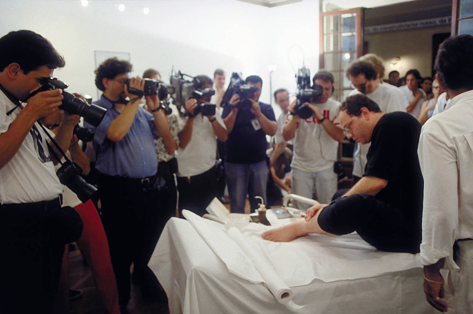 biyosanat nedir Eduardo Kac Time Capsule 1997