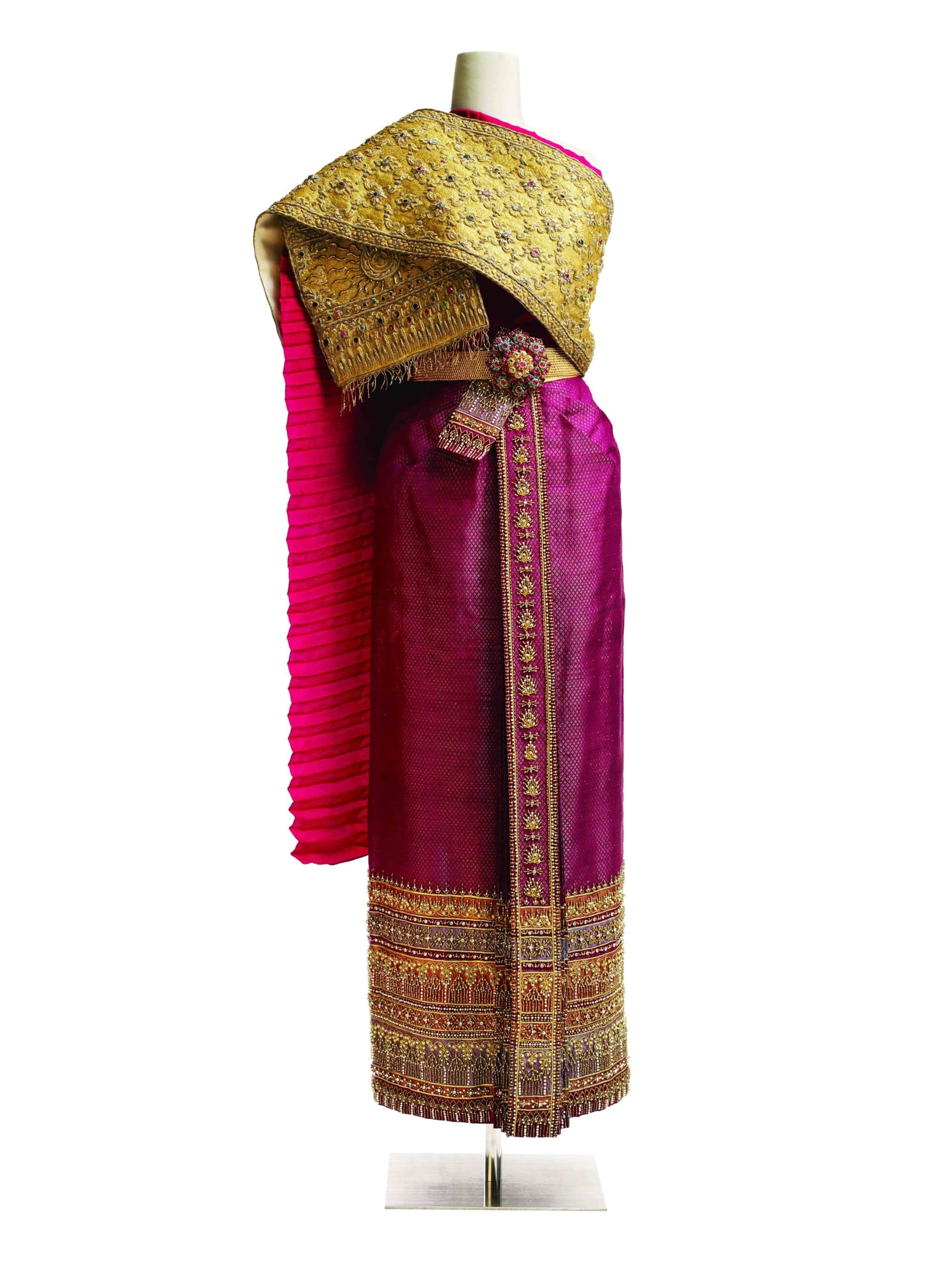 la monde en majeste QSMT Queen Sirikit Thai Chakraphat dress 1981 edited