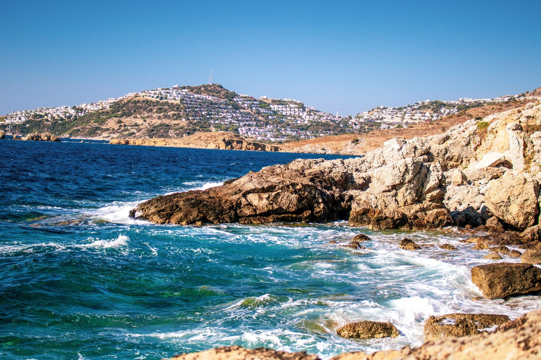 Bodrum beach club kıyı şeridi ve turkuaz deniz