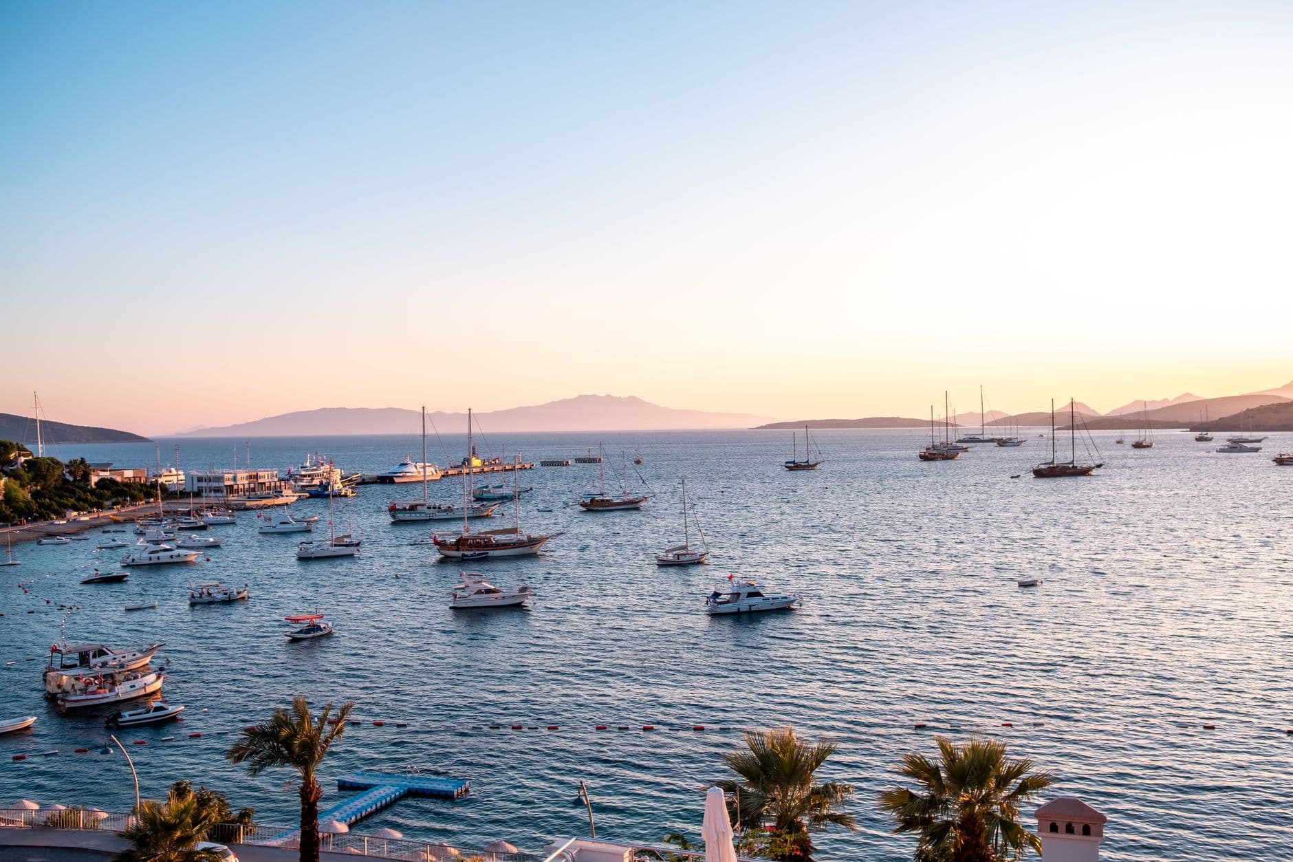 Bodrum marinasında tekneler, gün batımı