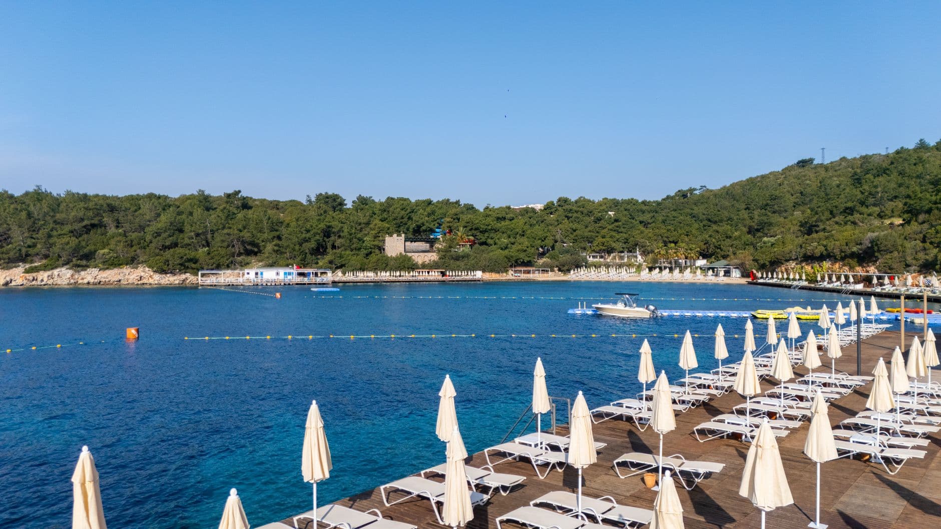 Bodrum'da plaj şezlongları ve sakin koy