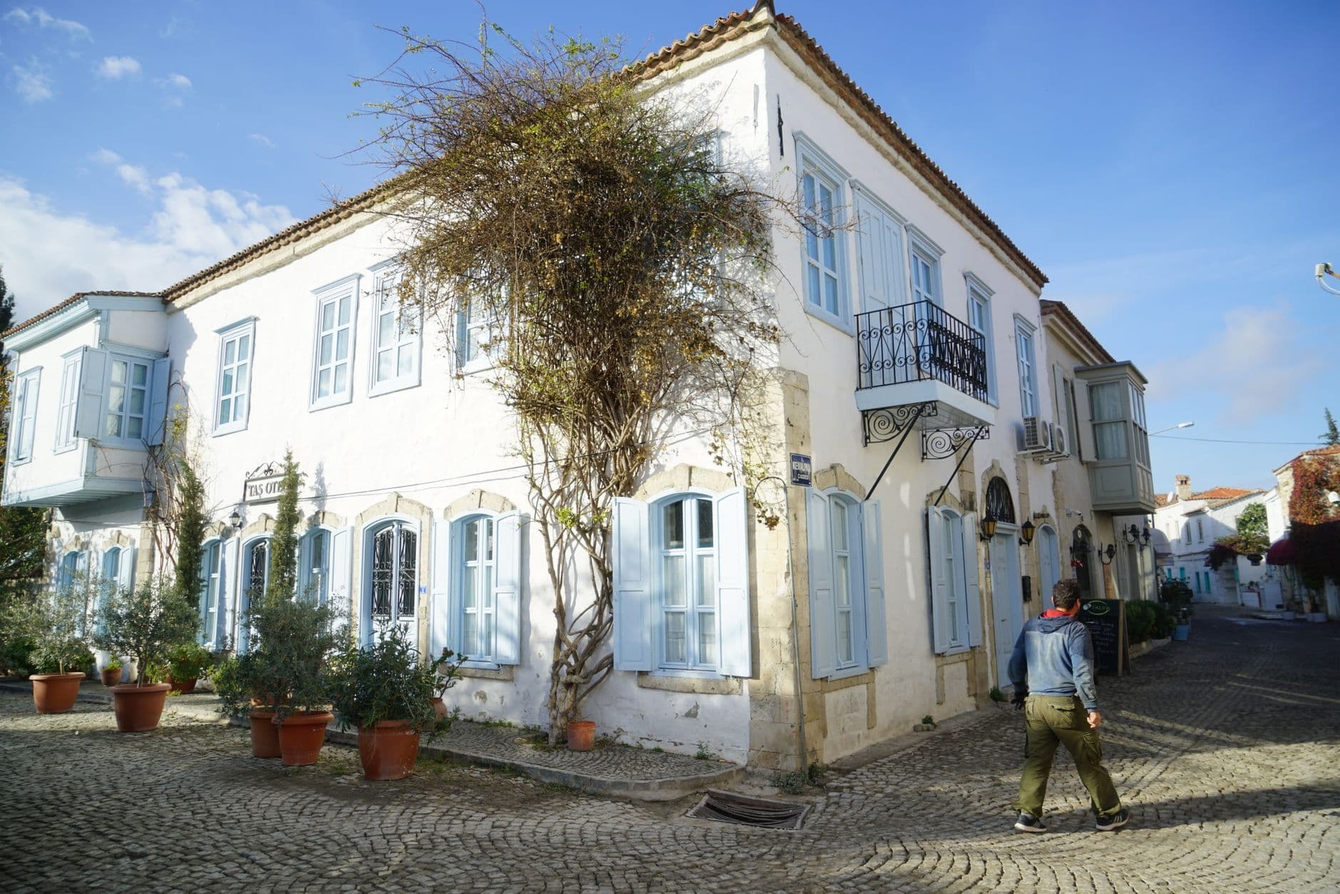 Alaçatı'nın beyaz badanalı taş sokakları