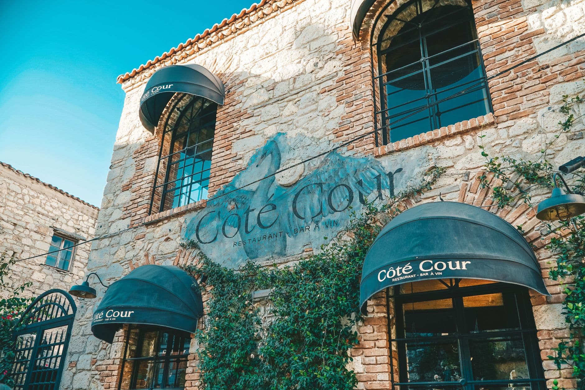 Alaçatı'da taş cepheli restoran ve dış mekân masaları / Çeşme Alaçatı Beach Club