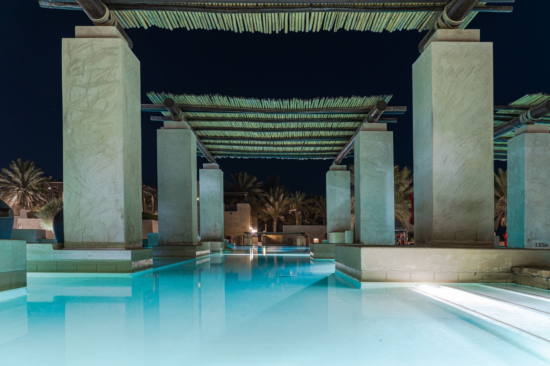 Gece aydınlatmalı lüks otel havuzu