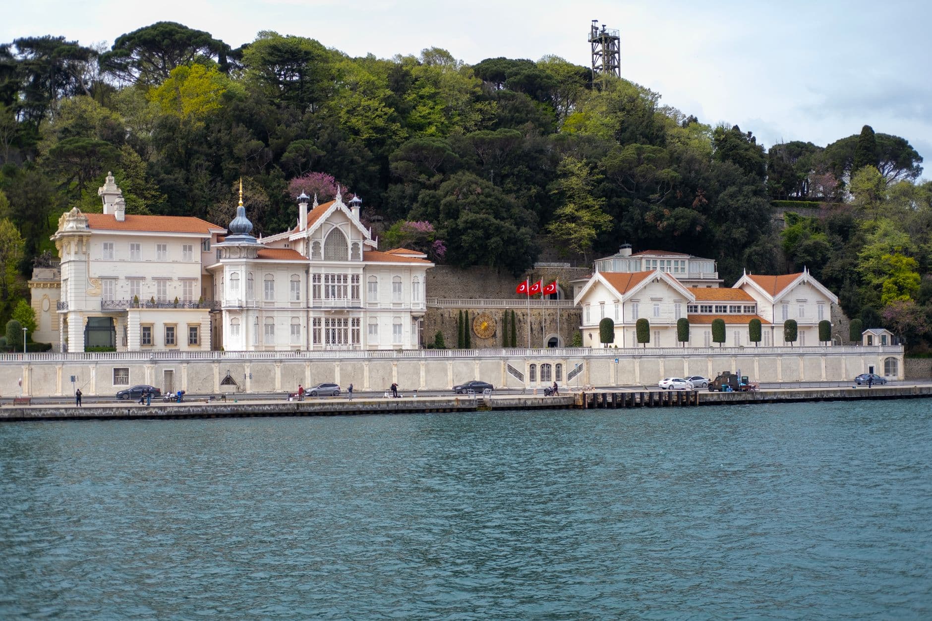 Boğaz kıyısında tarihi yalı ve deniz