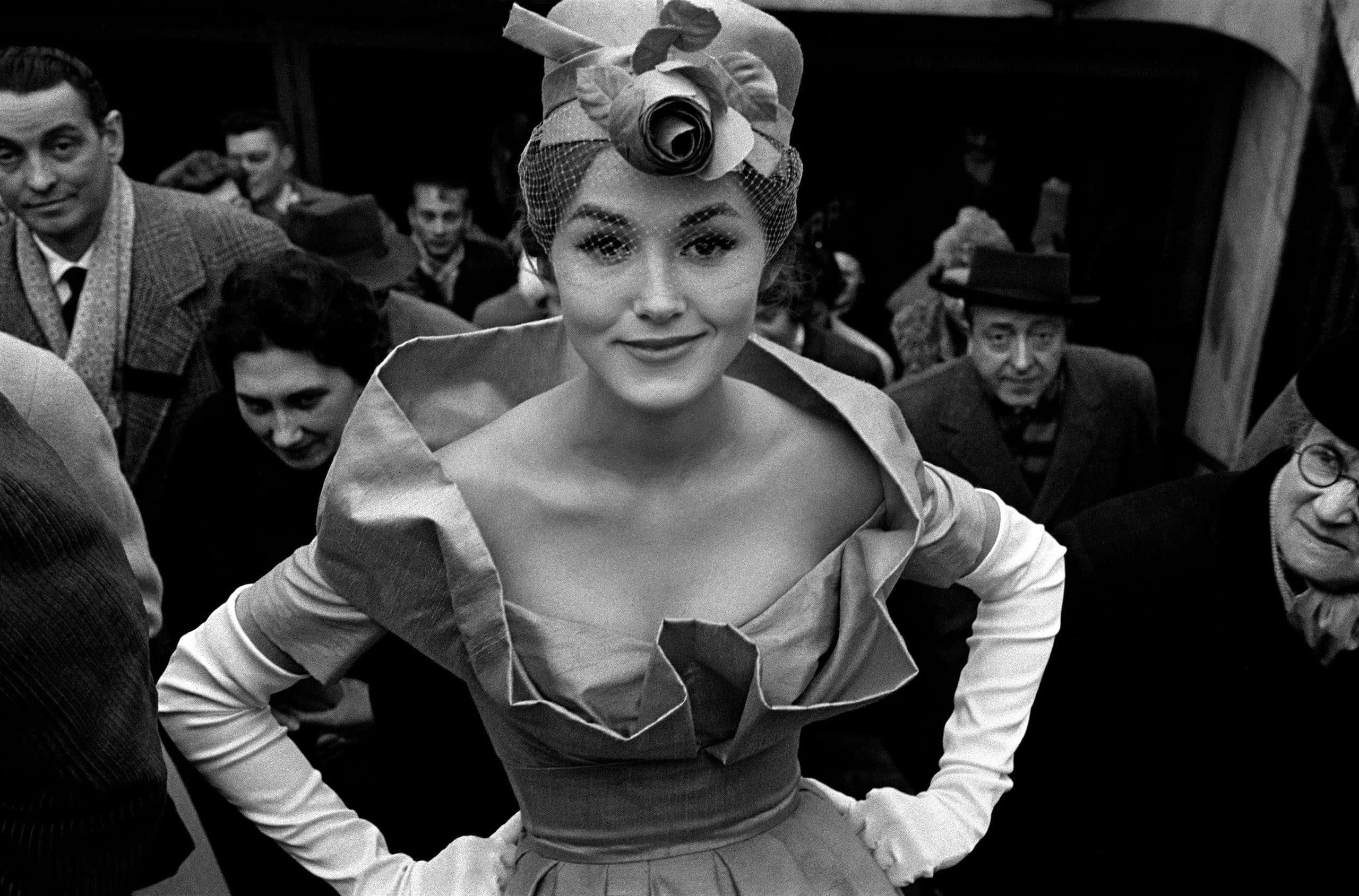 212 Photography İstanbul 1959 Paris France For Jdf Monique Dutto At Metro Exit