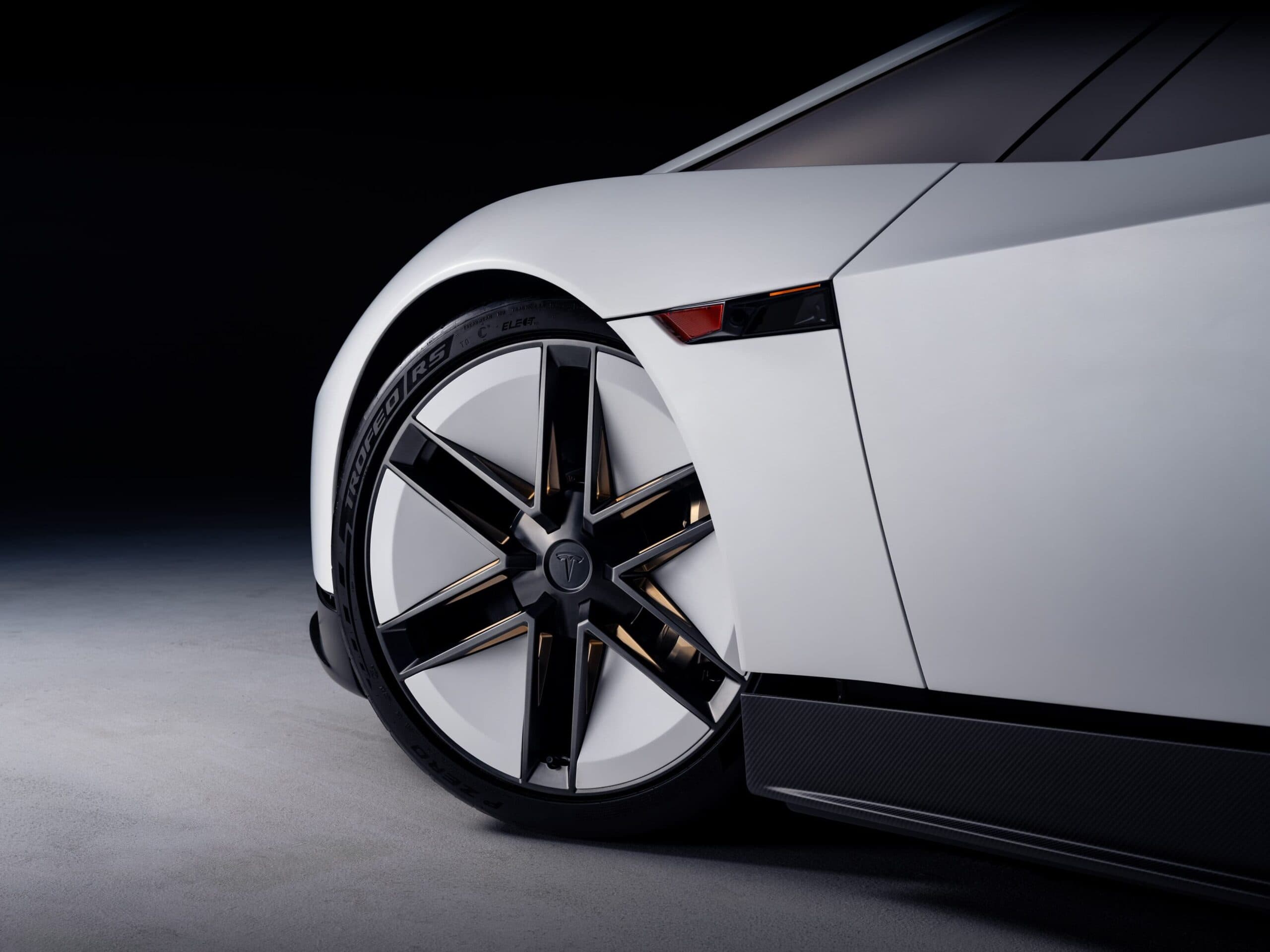 Tesla’nın Uçan Otomobili Roadster Tanıtıldı