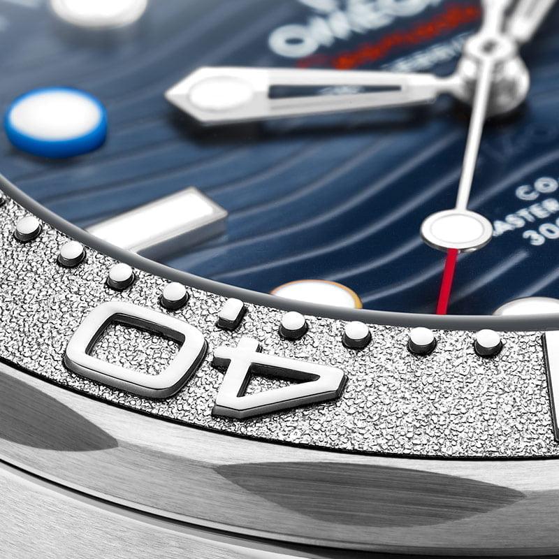 Omega Olimpiyat Meşalesini Yakıyor: Seamaster Diver 300M “Beijing 2022” Special Edition