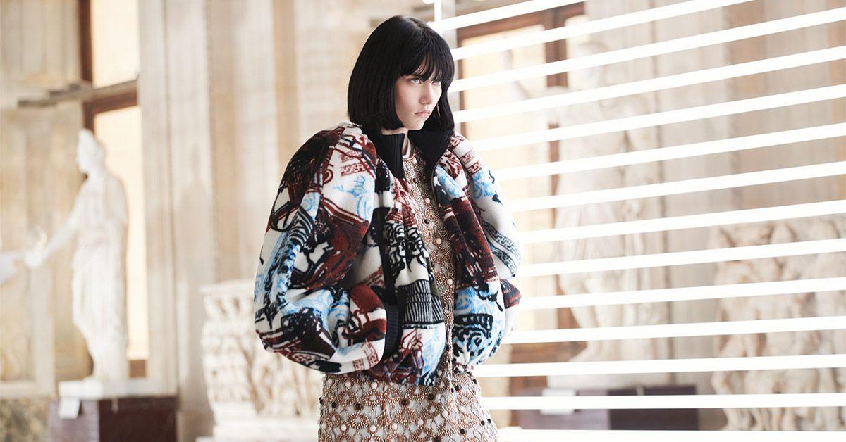 Louvre Müzesi’nde Bir Moda Defilesi